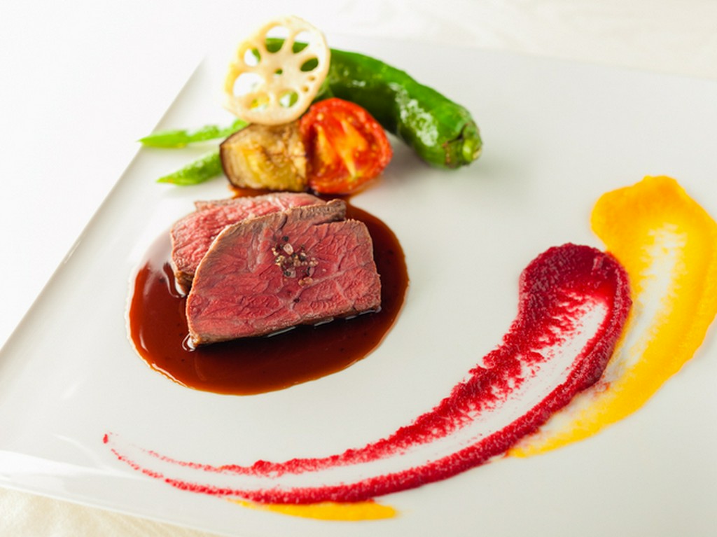 メイン『黒毛和牛種島根県かつべ牛のグリエ ソースペリグー』