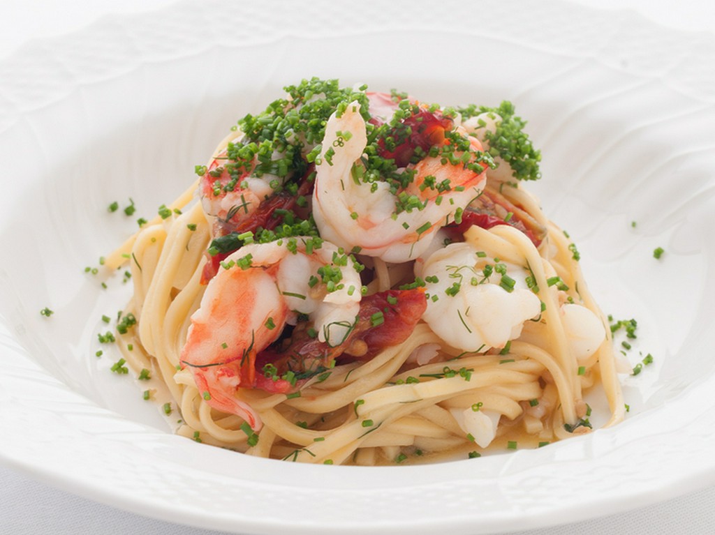 季節の食材で仕上げる『車エビとドライトマトのパスタ』