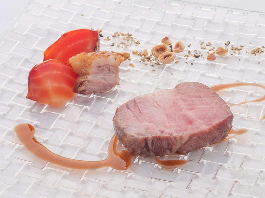 こだわりの自信作『中勢以の熟成肉 豚肩ロース炭火焼き』