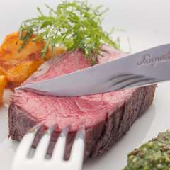 選び抜いた極上赤身肉はじっくり『炭火焼き』でどうぞ