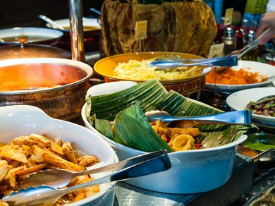 ランチブッフェには名物のカレーをはじめ自慢の料理が勢揃い