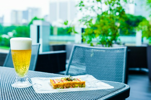 暖かい時期の特等席は、公園を見下ろすテラス