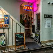 店は八丁堀の路地の一角にあるビルの、狭い階段を降りた先。地下にありながら随所に飾られた民芸品や細やかなサービスが、温かくアットホームな雰囲気を醸し出しています。