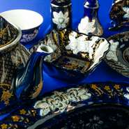 陶芸がとても盛んなウズベキスタンの焼物は細やかな幾何学模様が特徴。食器や茶器から調味料の器、楊枝入れまで、すべてウズベキスタンから取り寄せたものを使用しています。