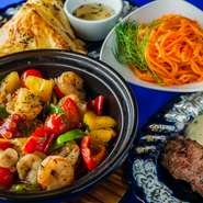 新鮮な素材の魅力を活かすシンプルなウズベキスタン料理。重めの肉料理には酢やヨーグルトを添えてさっぱりと味わうなど、見た目以上に軽やかな味わいが楽しめます。