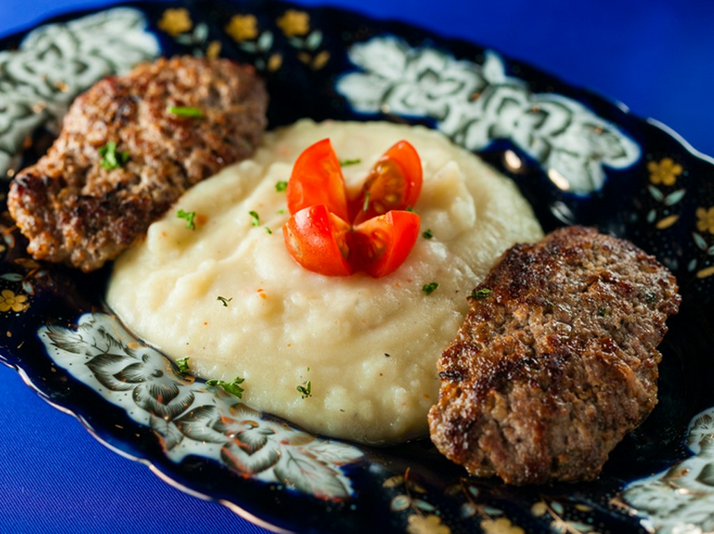 肉の旨みが詰まった『キョフテのマッシュポテト添え』