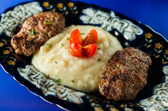肉の旨みが詰まった『キョフテのマッシュポテト添え』