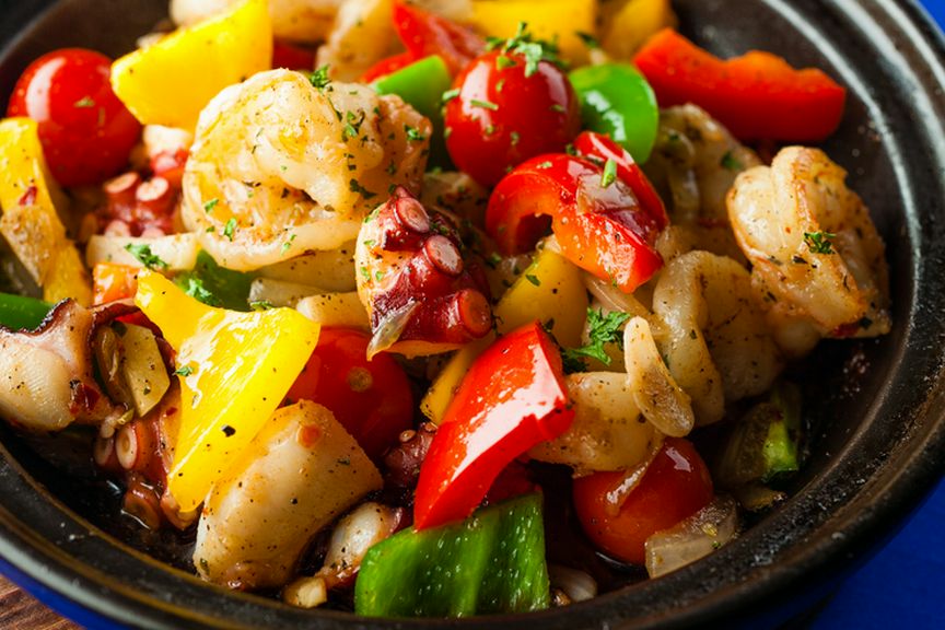 食欲をそそる香りが魅力の『エビとタコの中東風炒め』