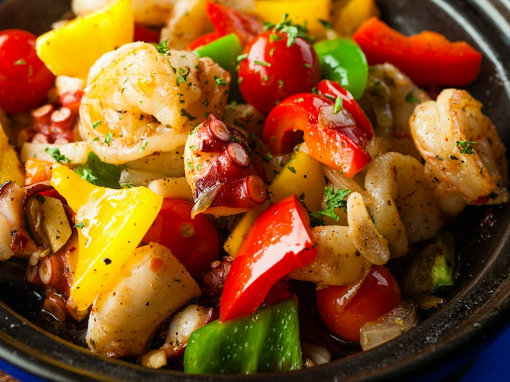 食欲をそそる香りが魅力の『エビとタコの中東風炒め』