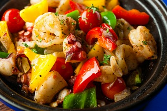 食欲をそそる香りが魅力の『エビとタコの中東風炒め』