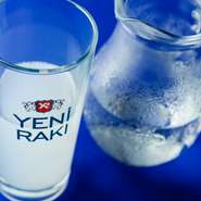 水で割ると白く濁るトルコの蒸留酒「ラク」。ヨーグルトを思わせる爽やかな味わいです。