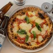 イタリア郷土料理に精通したシェフ、生地にこだわりを持つ熟練のピッツァ職人、料理とのペアリングを提案するソムリエ。それぞれの専門知識を持つ3人が、充足感に満ちたひと時をサポートしてくれます。