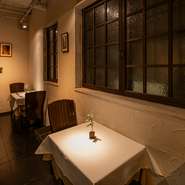 1階フロアにはゆったりと座れるテーブル席を配し、2階フロアには半個室席を完備。白を基調としたシンプルなインテリアが、洗練された雰囲気を醸し出しています。結婚記念日や誕生日を祝う場面にも理想的です。