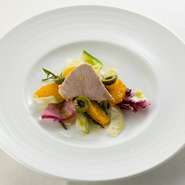 食材は鮮度にこだわり、全国各地の生産者から仕入れているのが特長です。旬の魚や野菜を取り入れ、季節を意識した料理を提供。ピッツァ生地には風味豊かな湘南小麦、肉料理には広島県産なかやま牛を使用しています。