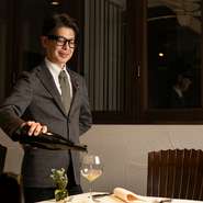 ワインは、イタリアやニュージーランドを中心にラインアップ。さらにクラフトビールや日本酒など、多彩なドリンクが用意されています。ゲストの好みに合わせて提案してくれる、ペアリングコースが人気です。