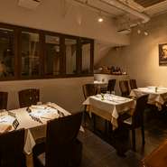 伝統的なイタリアンを基本とし、【カンブーザ】ならではの味を再構築。季節を感じさせるコース料理が楽しめます。ディナータイムには、1階フロアでアラカルトメニュを展開しているのも魅力です。