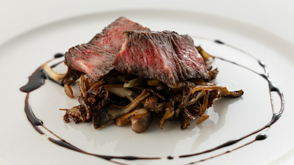 素材の持ち味を最大限に活かした一皿『なかやま牛　リブロースの炭火焼き』