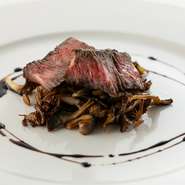 広島県産なかやま牛のリブロースを炭火で焼き上げ、塩・胡椒・オリーブオイルでシンプルに味付け。ジューシーで柔らかな肉質と炭火ならではの香ばしさが広がり、肉本来の旨みと香りを堪能できます。