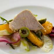 シンプルでありながら豊かな味わいが広がる一品。素材のおいしさを引き立てる、爽やかなアクセントが楽しめます。