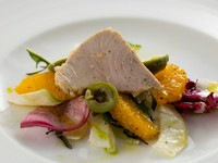 シンプルでありながら豊かな味わいが広がる一品。素材のおいしさを引き立てる、爽やかなアクセントが楽しめます。