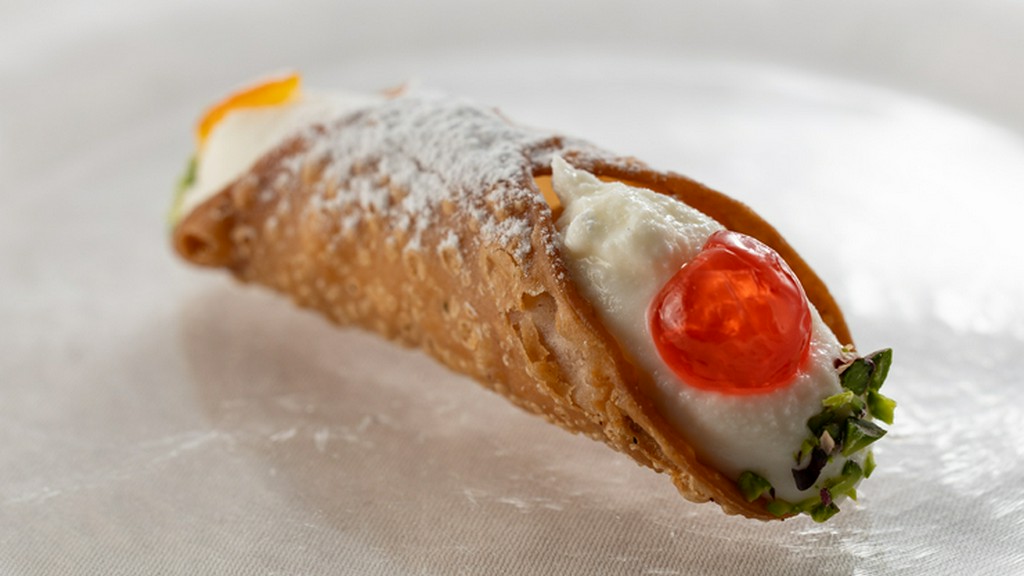 コースを締めくくる、手づくりドルチェ『カンノーリ』