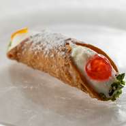 サクッと揚げた筒状の生地にリコッタチーズのクリームを詰めた、シチリア島の伝統的な郷土菓子。自家製モッツァレラチーズをつくる際にできるリコッタチーズをクリームに忍ばせ、濃厚な風味を引き立てています。