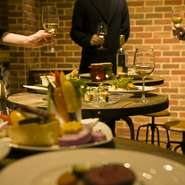 1階は開放感のあるカジュアルなフロア、2階は黒を基調にしたシックな空間、3階はパーティーにも利用できるプライベートスペース、そして4階はレンガの質感を生かした暖かみのある雰囲気が特徴です。