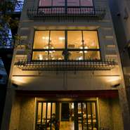 お店のコンセプトは、都会のオアシスとしてお洒落な大人達のニーズを満たす隠れ家。カジュアルでありながら洗練された雰囲気で、男女を問わず多くのファンを集めています。