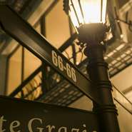 路地を一本入れば、多くの人で賑わう池袋のイメージとはかけ離れた落ち着いた雰囲気が漂います。