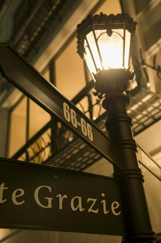 南イタリアの一角を思い起こさせるこだわりの店構え