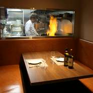 テーブルだけでなくカウンター席も用意。シェフとの会話が楽しめるカジュアルな雰囲気も特徴のひとつ。