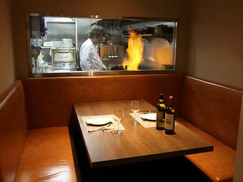 カウンター席や、キッチンが見えるテーブルも！