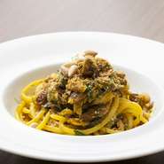 ブガティーニとは、ローマ周辺でよく用いられるパスタの一種で、中心に穴のあいた細長く固いパスタです。イワシをアンチョビ、ガーリック、松の実、干しブドウ、フェンネルとサフランでつくったソースで絡めました。