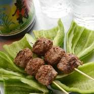 豚肉に豚ナンコツを混ぜ込んだつくねを、新鮮で肉厚な生ピーマンで挟んで食べるという斬新な一品。ジューシーなつくねとフレッシュなピーマンがベストマッチした人気のオリジナルメニューです。