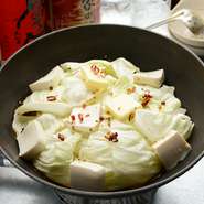 ホルモン、キャベツ、豆腐のみのシンプルな鍋。新鮮さに自信があるからこそ、ホルモンで直球勝負です。