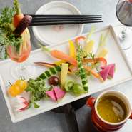 アイスプラント、京野菜のニンジンやカブなど、新鮮で美しい彩りの旬野菜を特製のソースで。