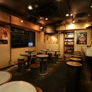 入口の演出といい、レトロな内装といい、ほかとは違った趣向たっぷりで雰囲気も抜群。デートにも最適です。