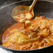 ホルモン鍋で使用する肉、部位は、豚の胃袋、牛の大腸・小腸・胃袋。4種の異なる食感が一度に楽しめます。