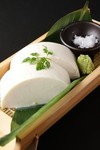 毎日お店で手づくりしている寄せ豆富、岩手県産の大豆を使用した、濃厚でクリーミーな豆乳が原料です。