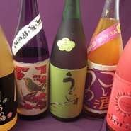 女性に人気の梅酒も多数揃っています。有名な日本酒メーカーのものや、にごり梅酒など、飲み比べてみては。
