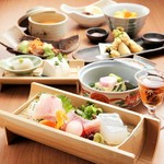 料理長“小林努”が贈る和食会席全9品をご堪能下さい。お肉料理がないのでお肉が苦手な方にも安心です。