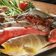 大阪の福島市場から直接仕入れた魚介類は格別です。鉄板焼きはシンプルなだけに味の誤魔化しがききませんから、仕入れる際には自分の目で鮮度と味の良さを確認し、お客様に納得してもらえる味を提供しています。