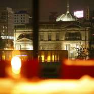 雰囲気のある店内から望む、夜景にうっとり