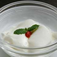 苦みがなく甘味が強い南の杏の種を、ミキサーにかけてしぼったものに牛乳と生クリームを混ぜ、ゼラチンで固めた一品です。杏本来の味わいが堪能でき、とろとろでふわふわの口当たりは、忘れられない極上の逸品です。