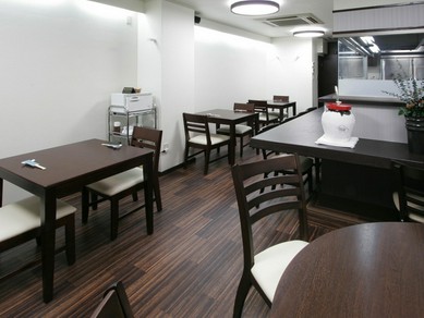 洗練された木目調の床で、ゆったりとくつろげる店内