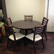 季節の野菜がたっぷり味わえるコース料理は、内容が月替わりで更新しているこだわりで、旬の食材を使ったメニューを堪能することができます。大皿料理を分け合って食べる楽しいひとときを過ごせます。