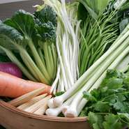 千葉県柏にある自家菜園を持つ【中国料理　知味斎】で、直接畑の野菜を採ることから修行した経験をいかし、野菜の美味しさを引き出す料理法、油の甘味を出しながらも、さっぱりと炒めあげることにこだわっています。