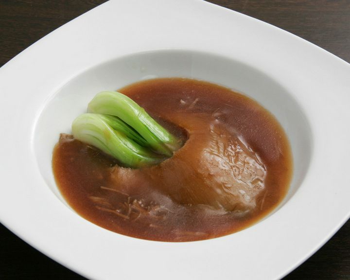 なめらかで、口の中でとろける食感『ふかひれの姿煮』