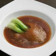 4～5日かけて戻したふかひれを、醤油とネギと生姜で香りを出して、じっくり煮込んだ濃厚な味わいです。