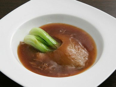 なめらかで、口の中でとろける食感『ふかひれの姿煮』